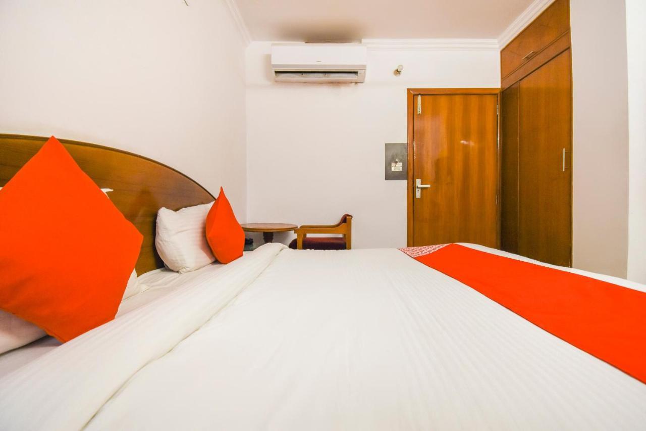 Oyo V International Hotel Amritszár Kültér fotó