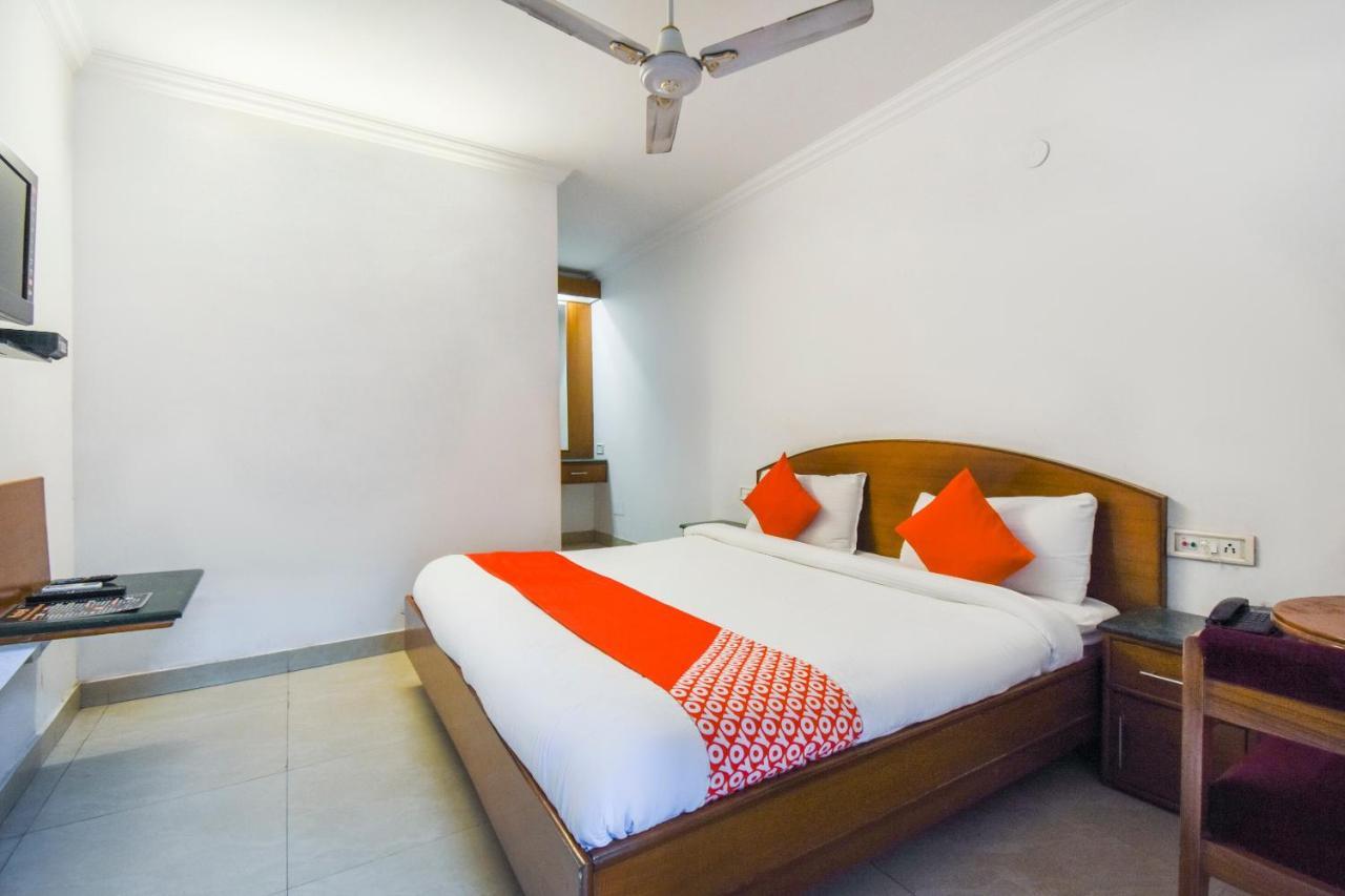 Oyo V International Hotel Amritszár Kültér fotó