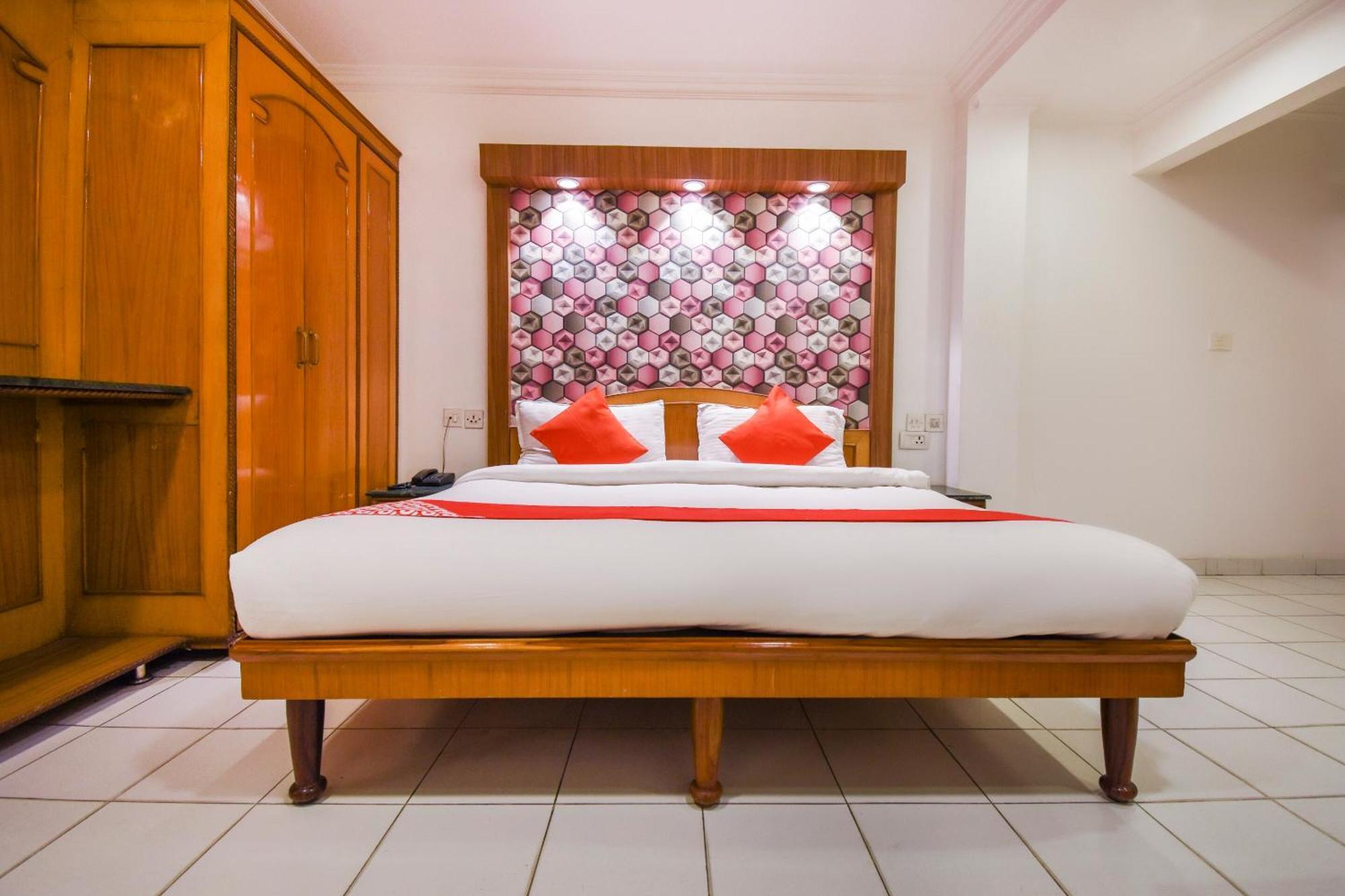 Oyo V International Hotel Amritszár Kültér fotó